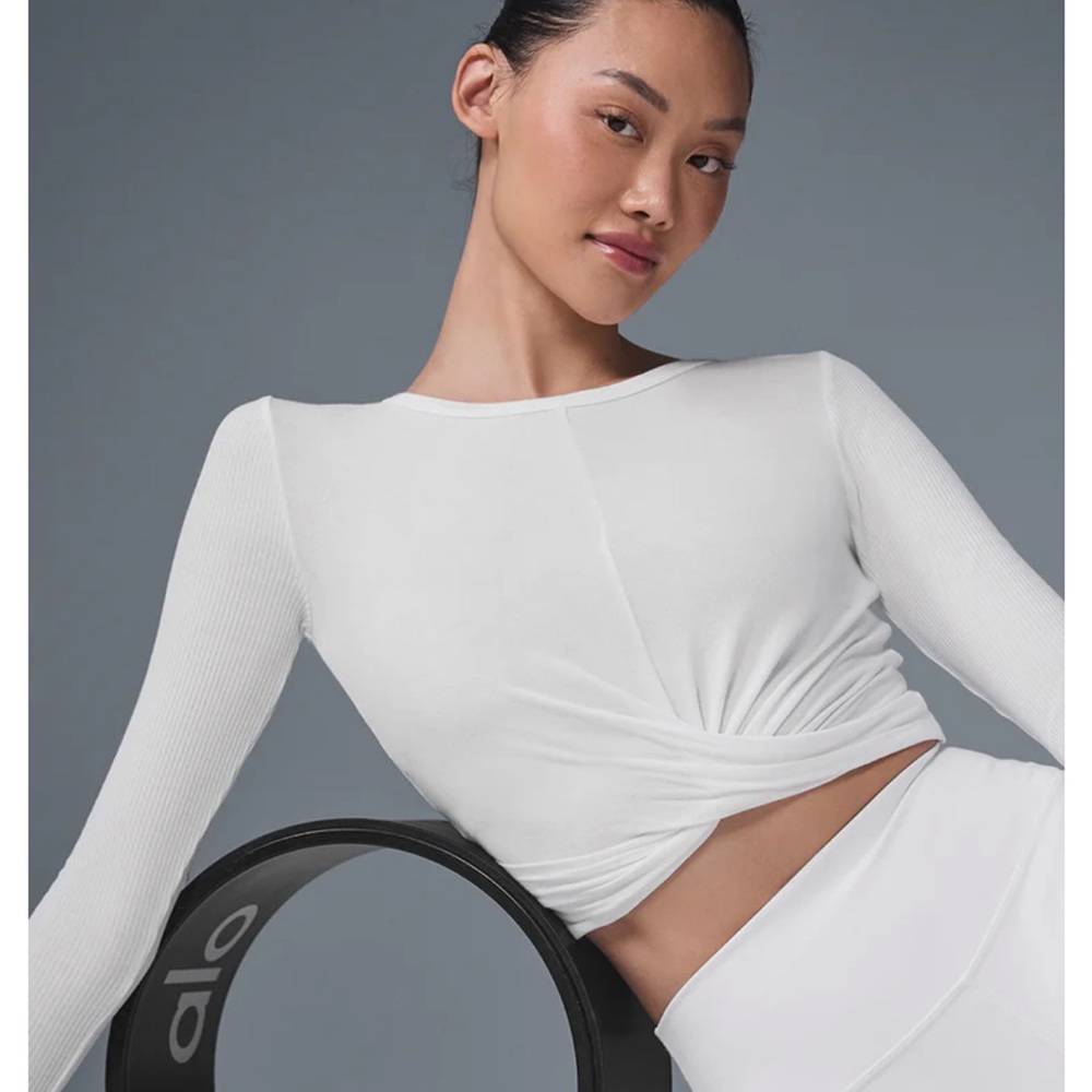 ALO Yoga Women's White Long Sleeve Twist Top
